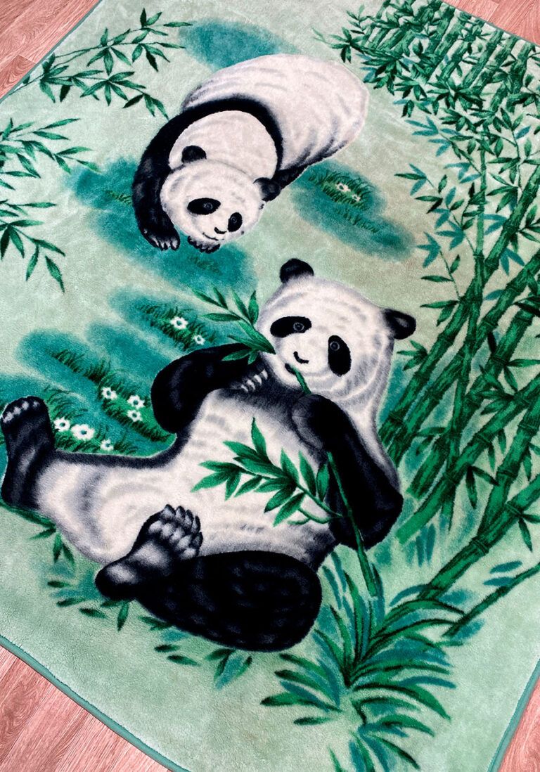 Плед с пандами, посеревший от загрязнений после чистки в цеху Дулито